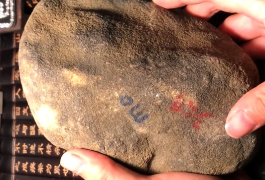 夜市6500收的翡翠原石,切开都说赔了,做出成品却惊艳众人