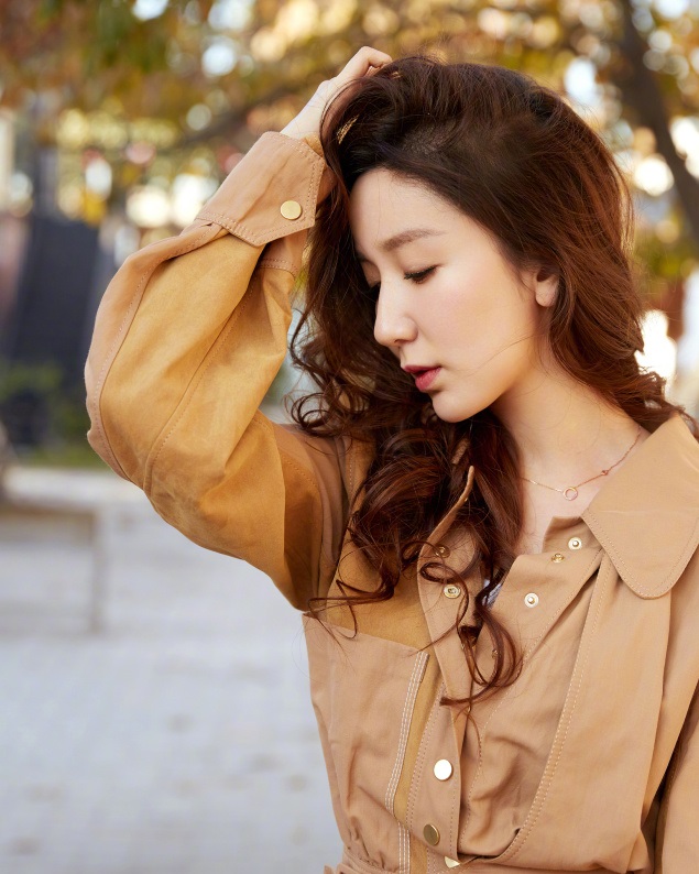 娄艺潇时尚街拍,卡其色拼接连衣裙文艺气质尽展,魅力指数暴增