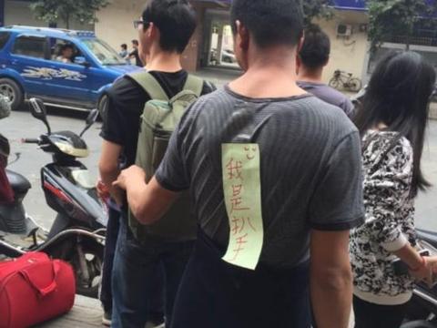 一小偷背贴“我是扒手”浑然不觉, 仍继续伸手行窃|小偷|扒手|不觉_新浪新闻