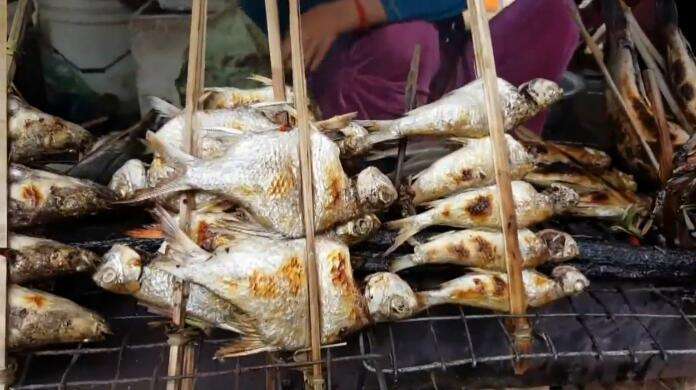 越南街头很有特色的美味,乌龟整只烤,直接烤出蛋!