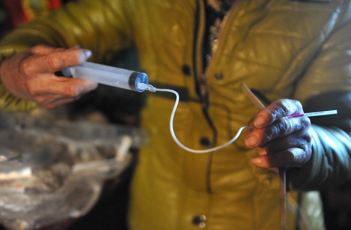 大妈患怪病自己打针十余年,与老伴蜗居村边旧窑洞_新浪看点_手机新浪