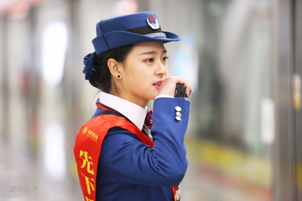 杭州地铁女神成网红 男网友留言:有事没事坐地铁看美女去