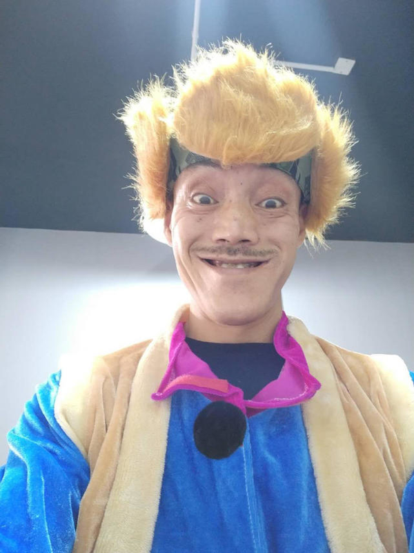 一次偶然机会,冯加六在城里买衣服的时候被当地一个