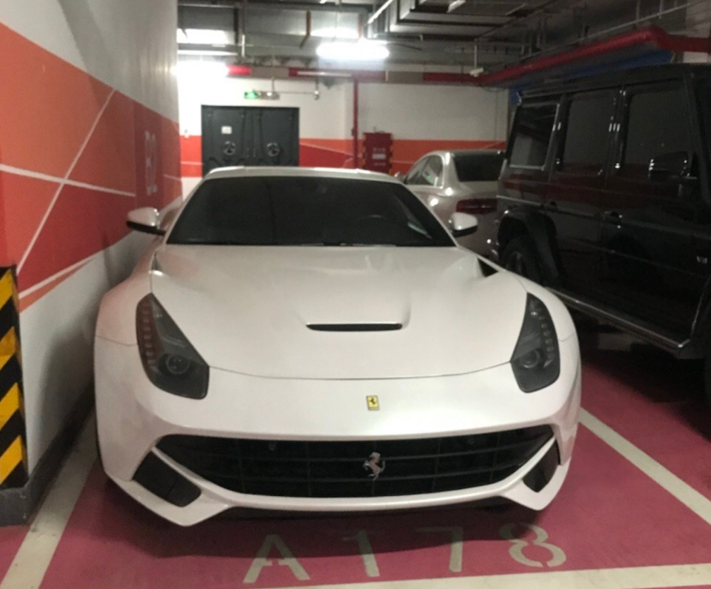 530万的法拉利f12,旁边是奔驰g系越野车(在这里也很多见).