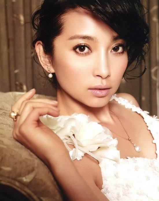 短下巴女星人缘好?蔡少芬性格爽朗,戚薇被称做"戚哥"!