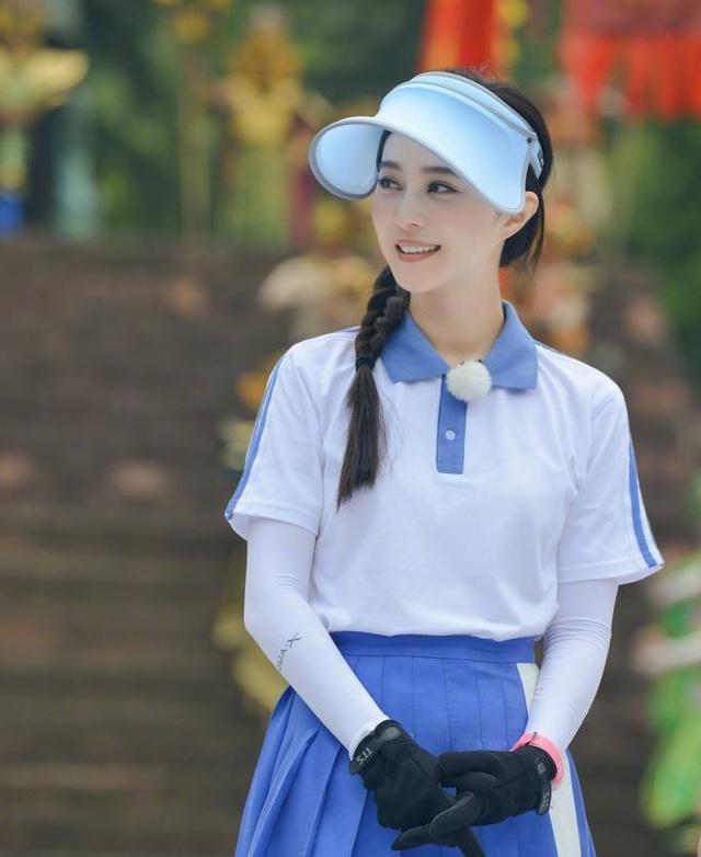 范冰冰穿校服梳麻花辫扮学生 清凉水嫩不失成熟