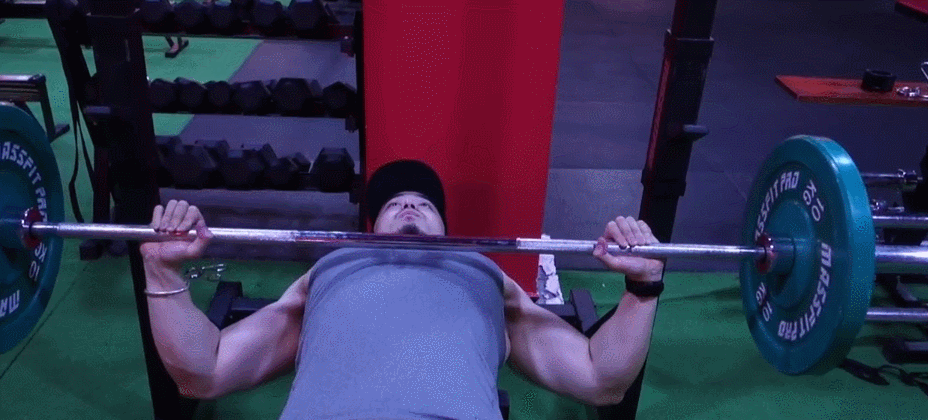 二,器械坐姿的飞鸟这个动作在很多健身者的口中,被称为夹胸.