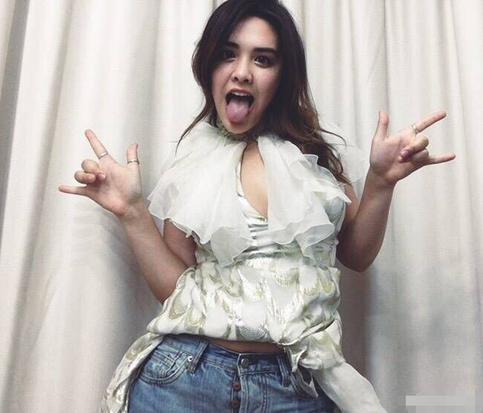 穿上白色长裙的严书琴,让人仿佛看到了年轻时的钟丽缇.