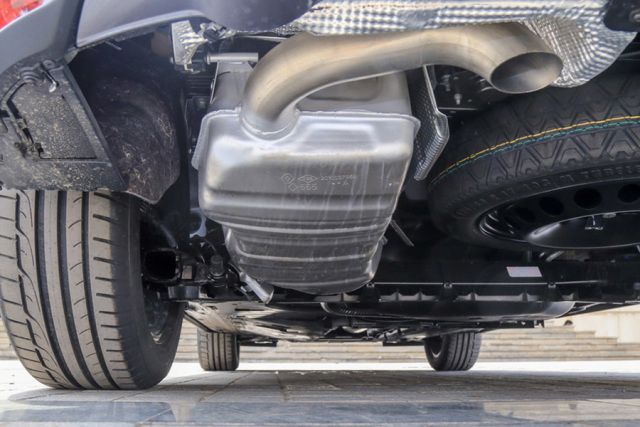 而且它备胎在底盘放置的方式以及最小离地间隙达到了181mm,甚至超越了