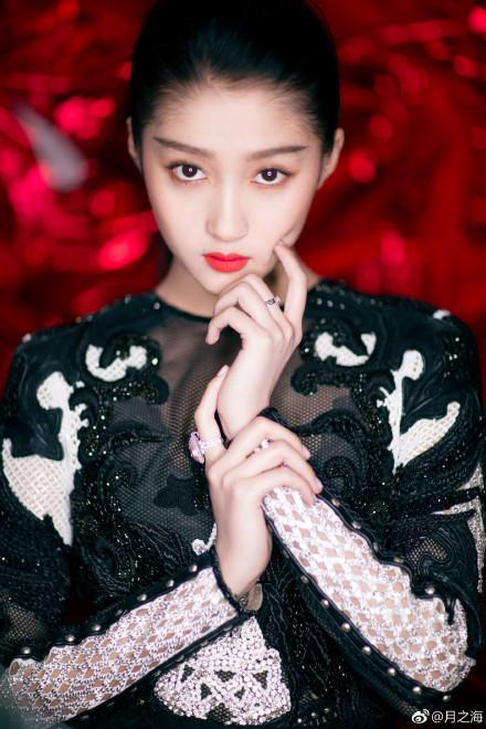 关晓彤成上海维密秀最大咖,黑裙美瞳冷漠脸,腿p太过打了蜡!