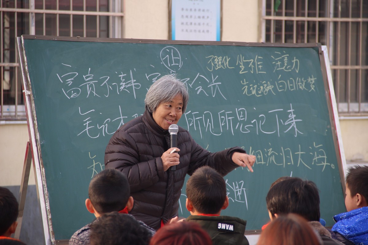 报告中,周慧玲老师结合自己教育孩子的精彩案例和丰富的工作经验,从"