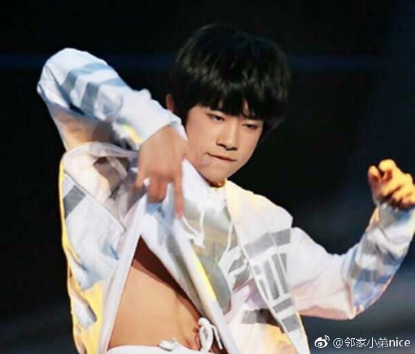 当红小鲜肉腹肌大pk 陈伟霆鹿晗易烊千玺谁赢了