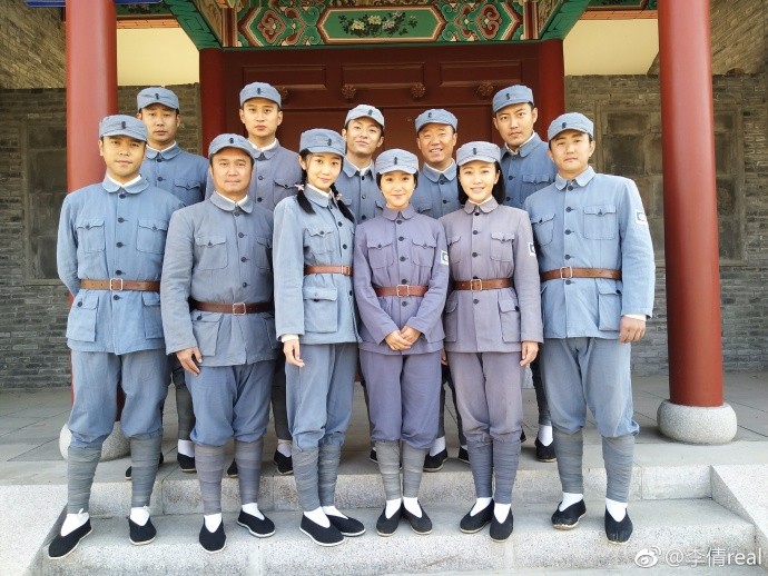 李倩《小妮扛枪》圆满杀青 晒合影趣照嗨不停