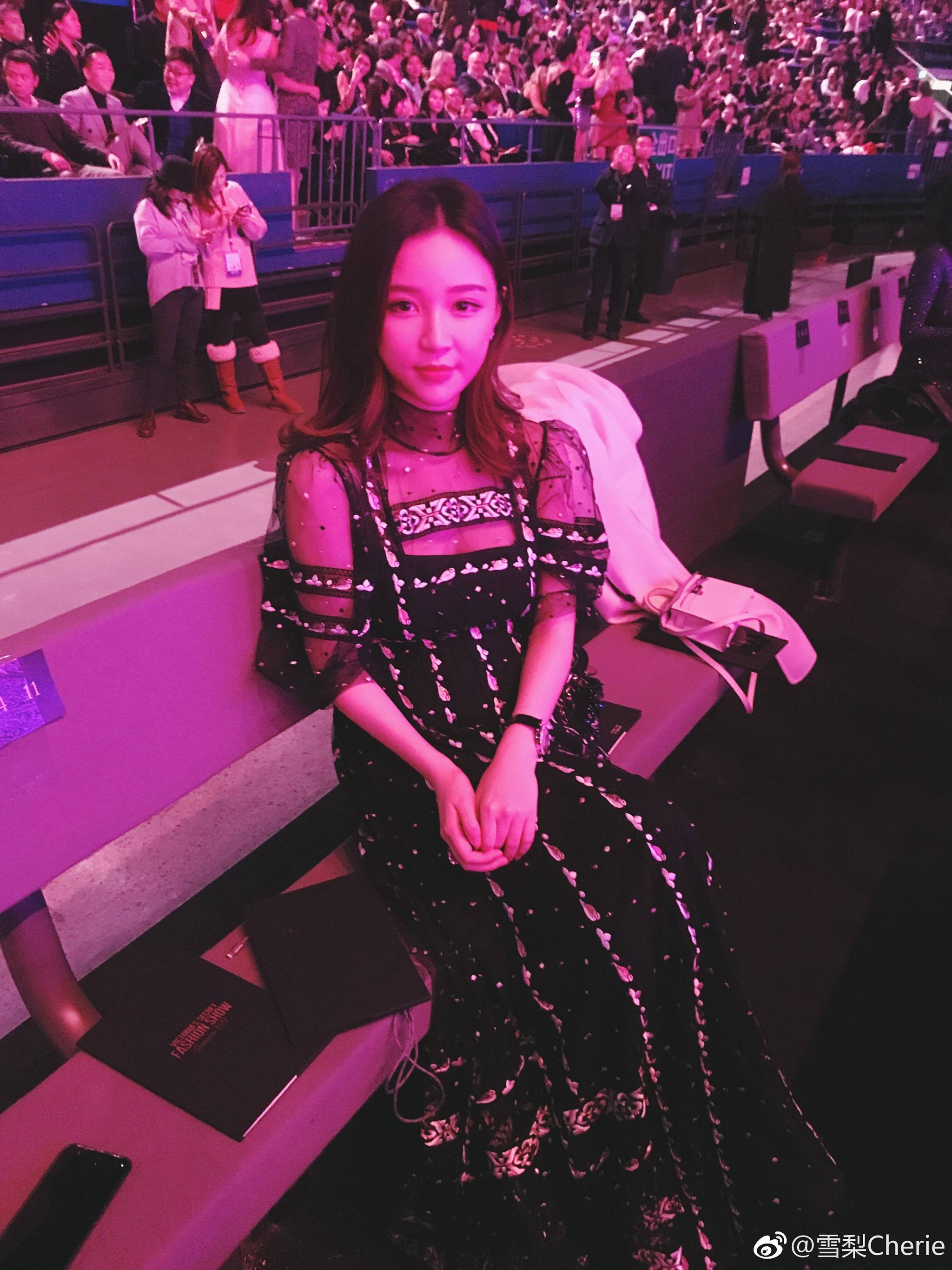 堪称最佳前女友雪梨大肚去看维密微博还为前任王思聪打抱不平