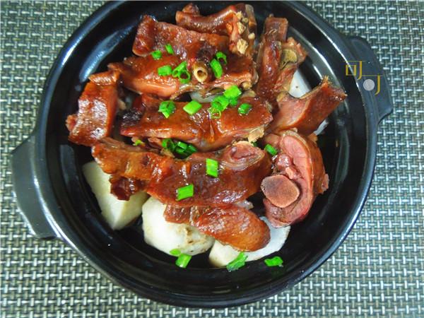 腊鸭与它一起蒸,腊鸭的油脂渗到芋头里,不油不腻还特别香!