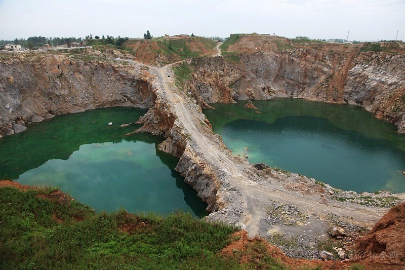 河南农民炸山取石挖出天坑 水面300米方圆水深30米游泳者络绎不绝|天坑|游泳者|河南|水深|方圆_新浪新闻