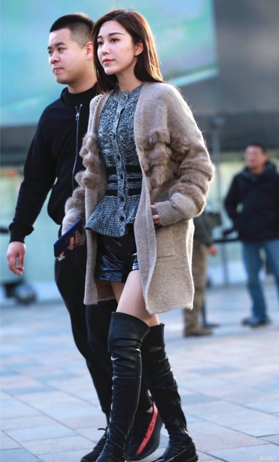 街拍超短皮裤小姐姐让隔壁男友紧紧抓住爱不释手