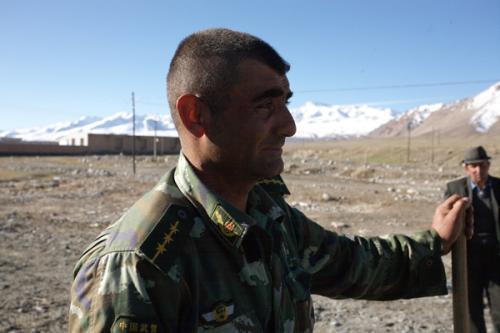 现在的塔吉克人,许多人成为了英勇的解放军和武警战士,他们守护在我国