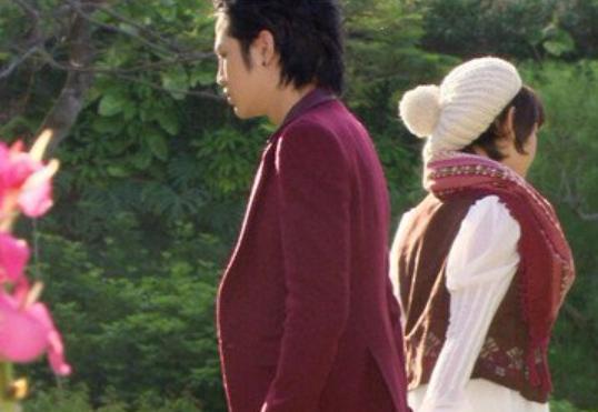 男友因我怀孕不给彩礼,我扔给他一团纸后,他竟