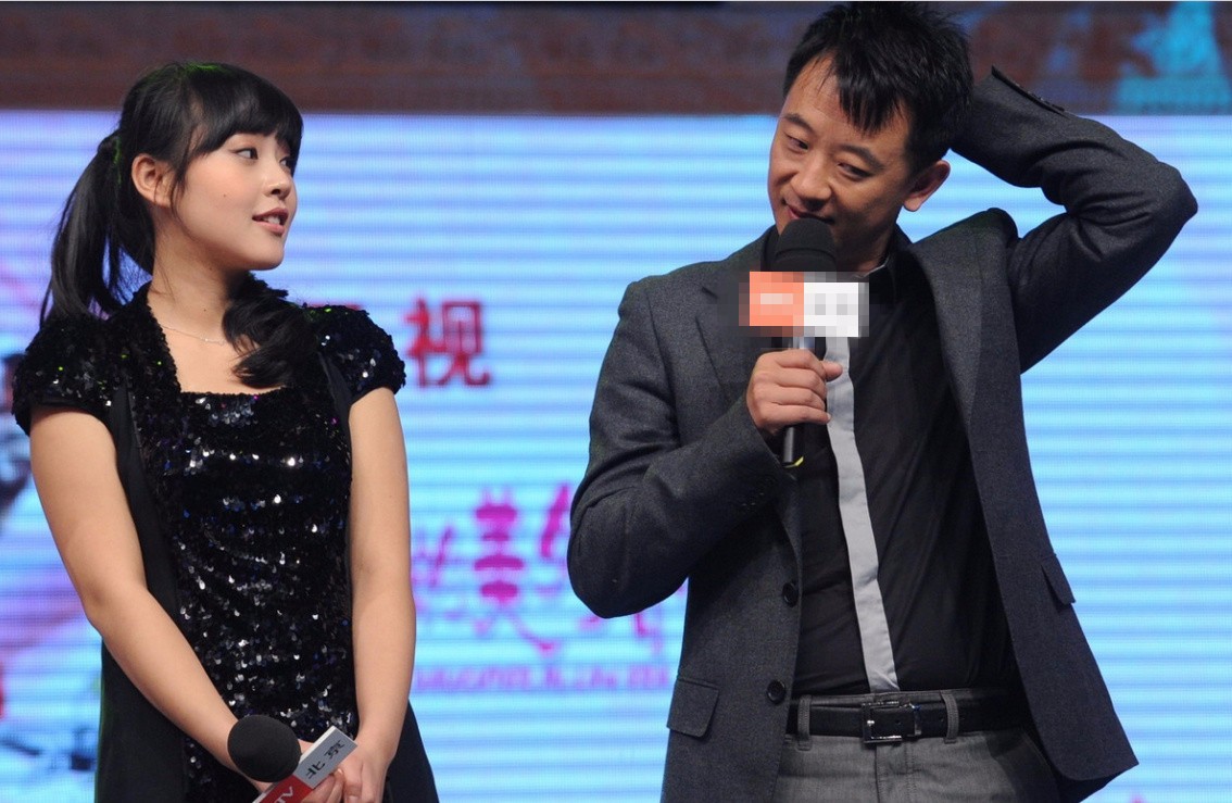 黄海波和女嘉宾出席活动,没看女嘉宾一眼,手也不知道放哪!