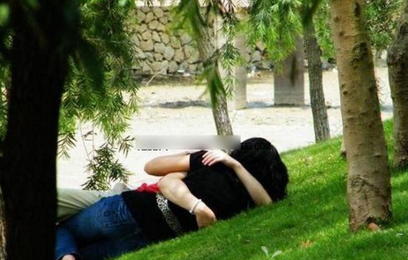 扫黄:男子网上招嫖在公园交易之后翻墙逃跑,女子气急之下报警