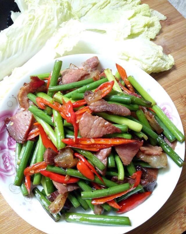 同事来家里吃饭,我做了一桌饭菜,结果被老公说没面子!