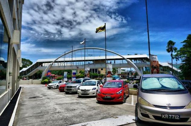 文莱这辆528万的豪车很特殊,没挂牌却有警车开道