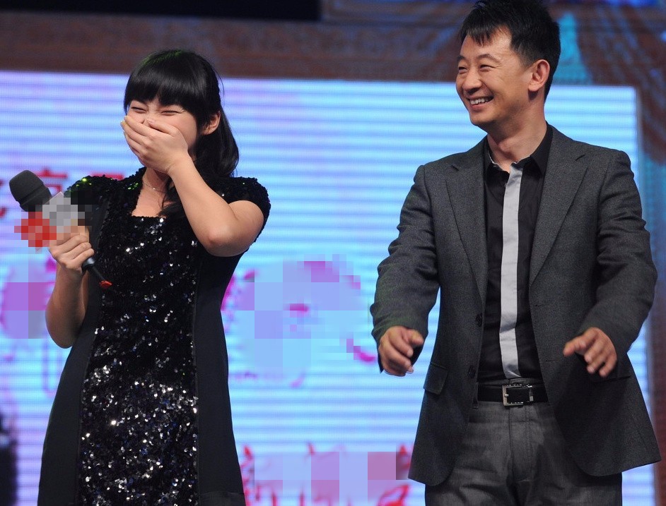 黄海波和女嘉宾出席活动,没看女嘉宾一眼,手也不知道放哪!