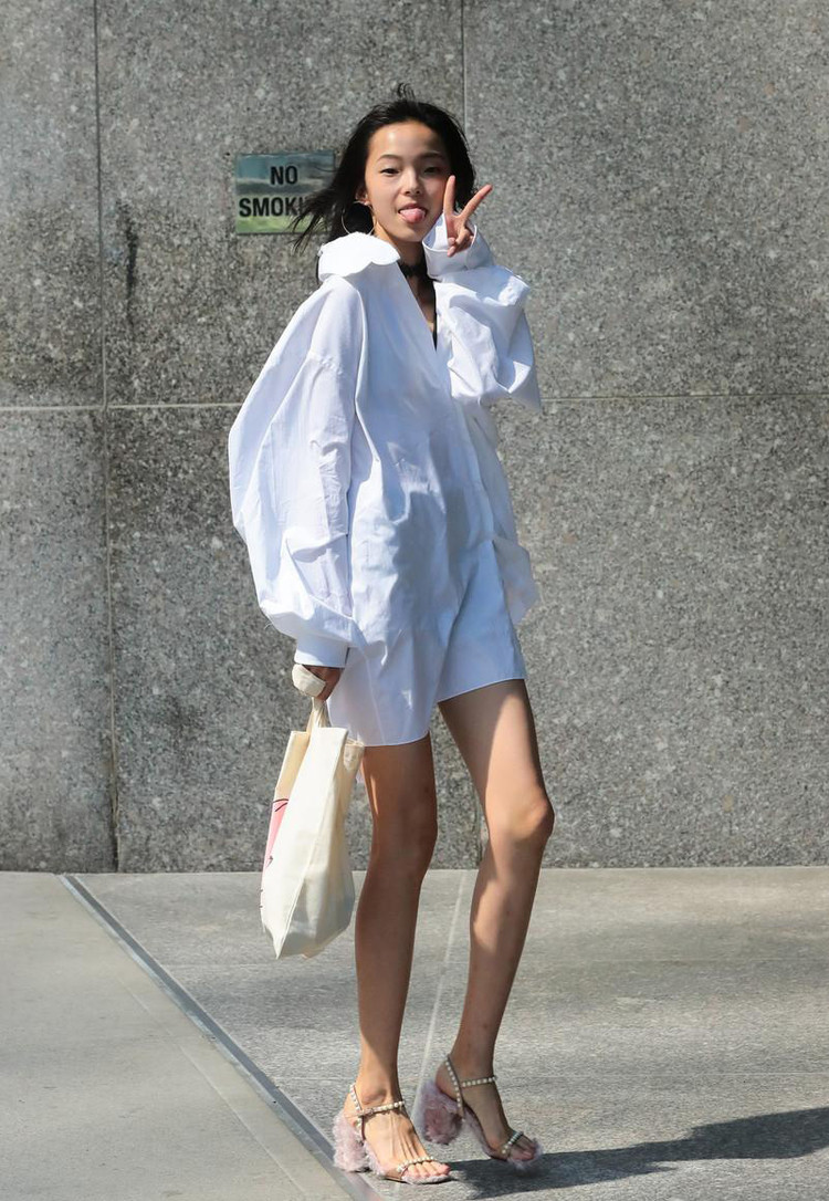 有网友曝光了一组雎晓雯为比基尼拍摄大片的花絮动图,一双大长腿实在