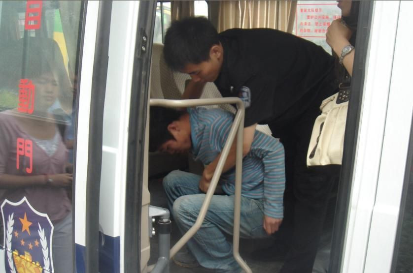 三岁男童在公交车上干这样的事,让车上成年人都不好意思!