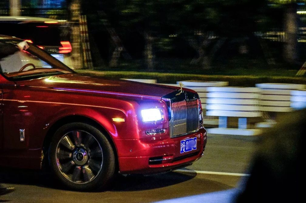 上海一半豪车都去了维密秀,思聪的车也在