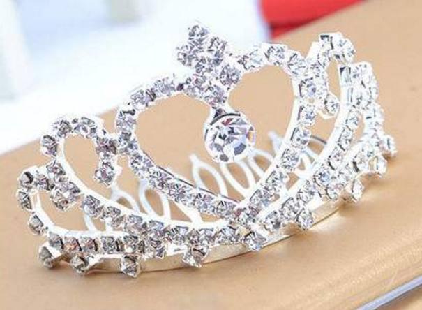 白羊座: 造型非常简单的一顶皇冠,就如白羊座的性格,简单直率,一根筋.