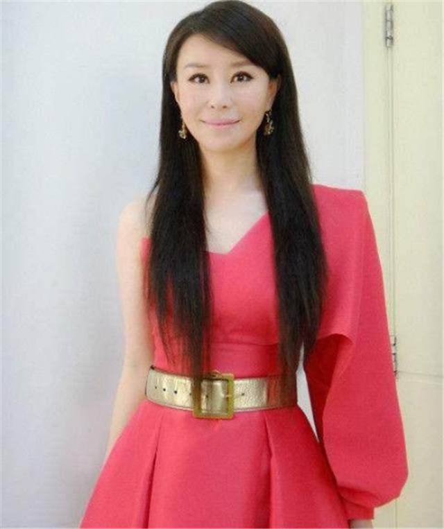 新民歌天后,9次登上春晚,今41岁百万豪车出行,但孤身一人!