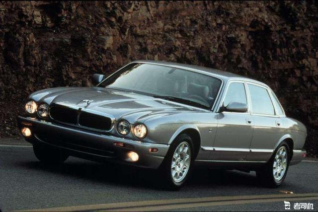 经典的四眼仔,实拍2000年稀有的白色捷豹xj8!