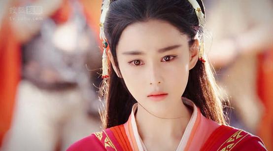 她颜值的最高峰在王语嫣时期,到铜雀台时期由于骨骼变化颜值滑落.