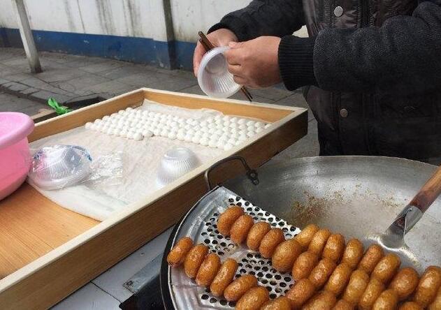 老人街边摆摊卖小吃, 5元一碗份量足, 有人嫌弃他的手不干净