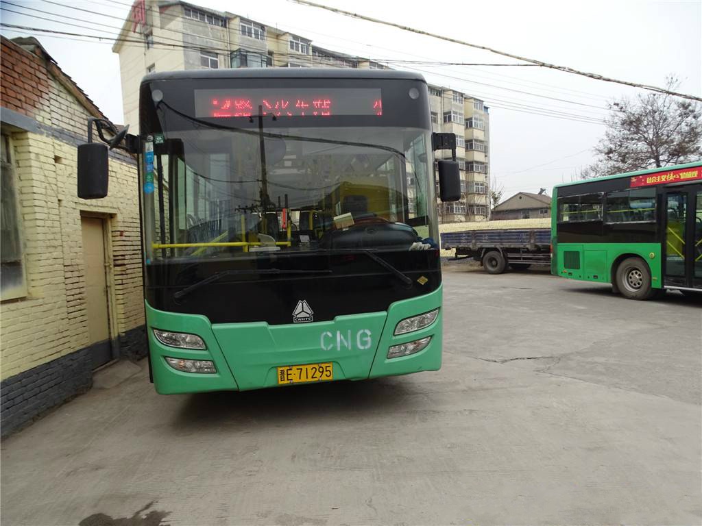 晋城老人嫌公交司机站点外不停车怒追司机抢走其工作证