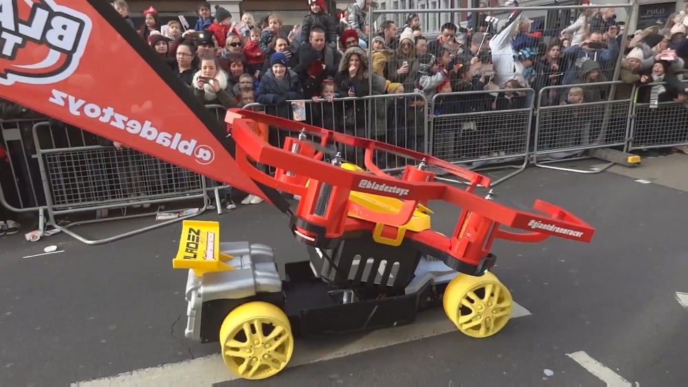 小伙发明无人驾驶螺旋桨汽车,引来数万人围观