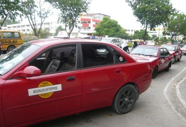 文莱这辆528万的豪车很特殊,没挂牌却有警车开道