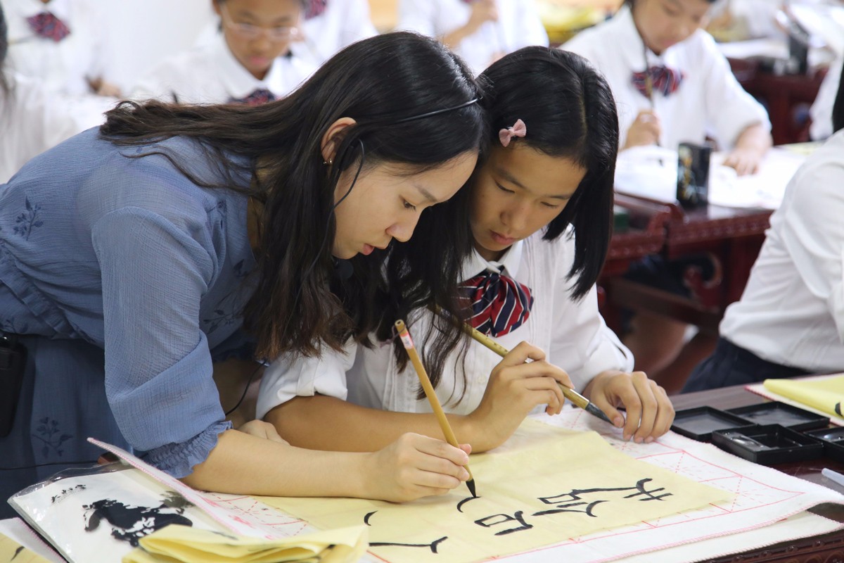 书法社团老师示范舞蹈社团精彩纷呈实验中学学子一展身手