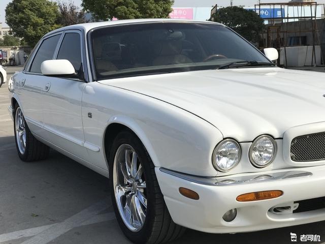 经典的四眼仔,实拍2000年稀有的白色捷豹xj8!