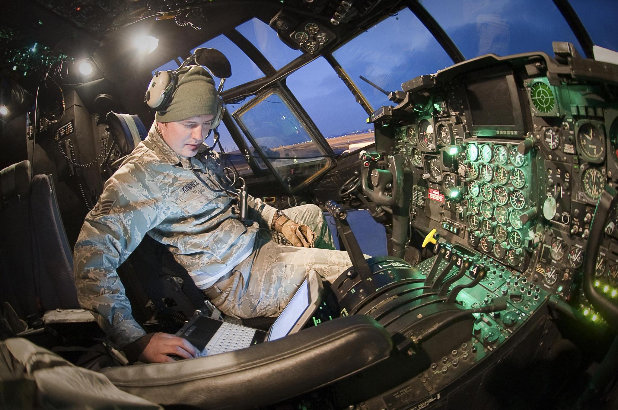 年薪3.5万还不够?美军飞行员嫌赚的少大量跳槽民航