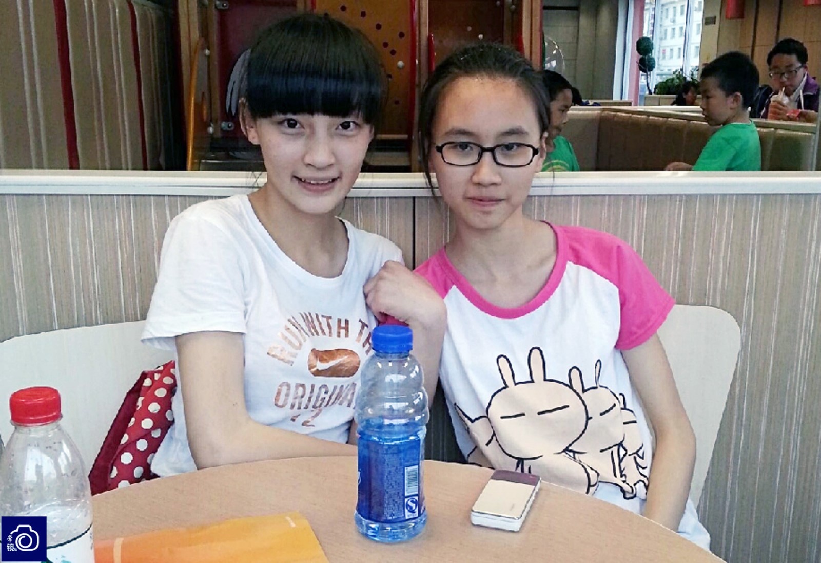 曹桐语(左)上初中时与同学的合影.