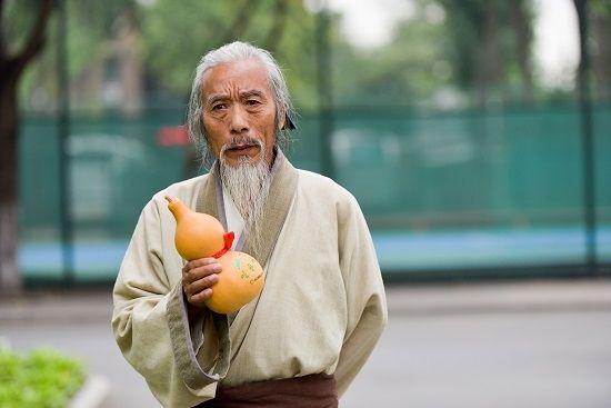 "那大夫看见背篓里的小宝,抓了一把自己的山羊胡子,道:"莫非是让我来