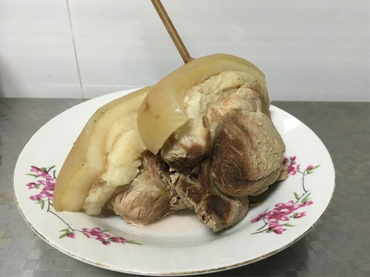 特添加家乡大竹的醪糟炒制而成夹去肉皮上残存的毛,用刀刮洗干净,冷水