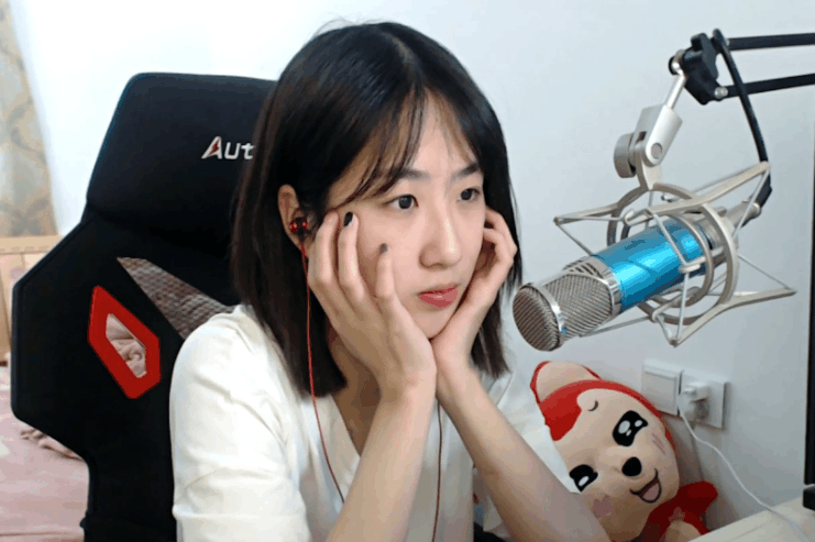 女主播被观众发现中指没有指甲油, 涵涵随后越解释越乱!