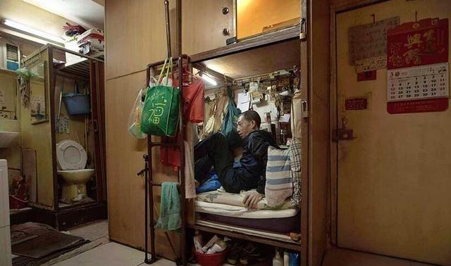 实拍香港棺材房24户共用一个马桶