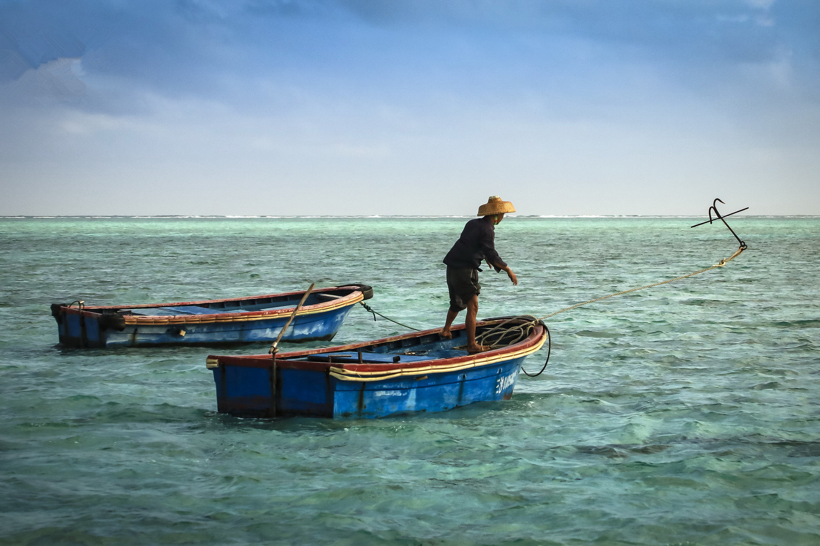 在这里捕鱼是每天要做的事情,伴随着最美的海景也是乐此不疲