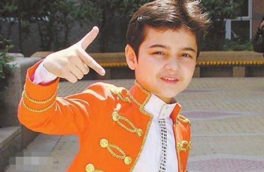 被毕姥爷称为的最帅的新疆小明星,如今长相变