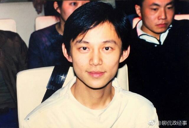 何炅罕见旧照曝光,大拇哥模样似中学生!